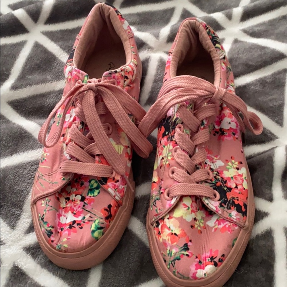 Fashionnova sneakers